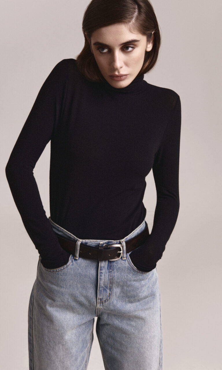 Wool blended turtleneck