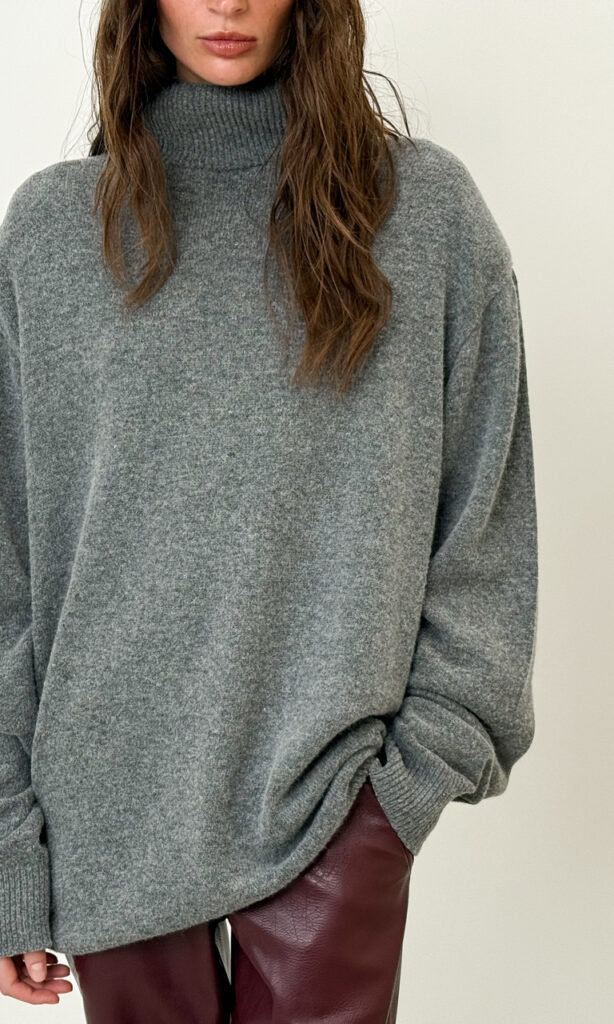 Power shoulder wool turtleneck