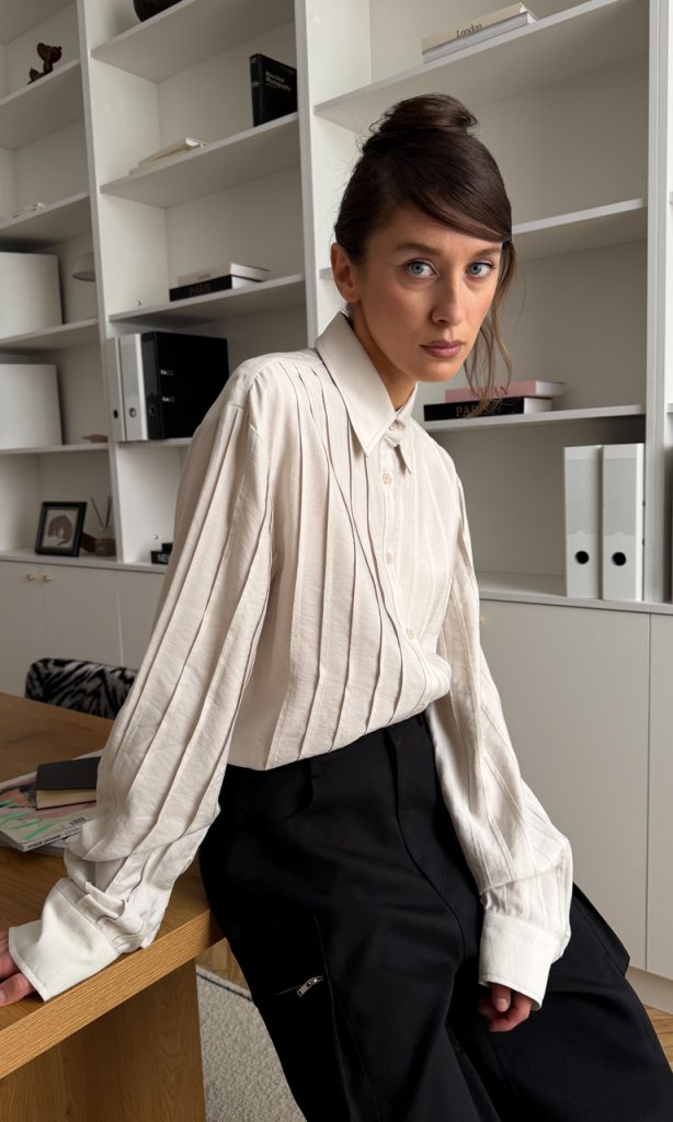 Fluid shirt with frills
