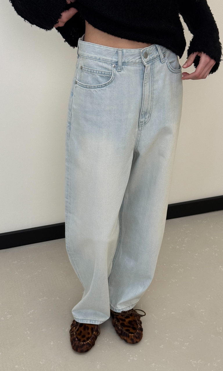Volume barrel-leg jeans
