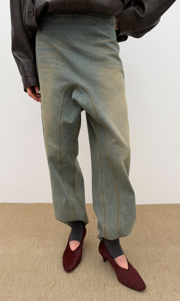 Side button curve washed jeans