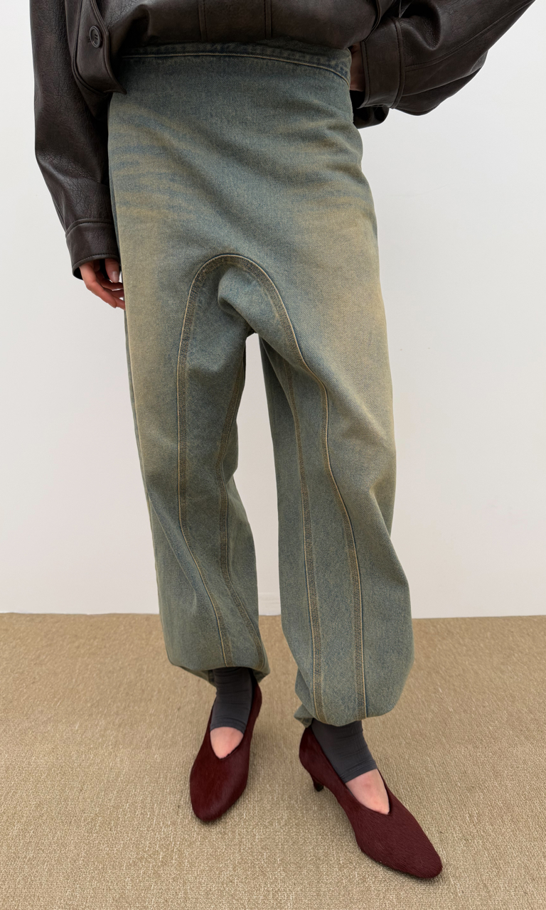 Side button curve washed jeans