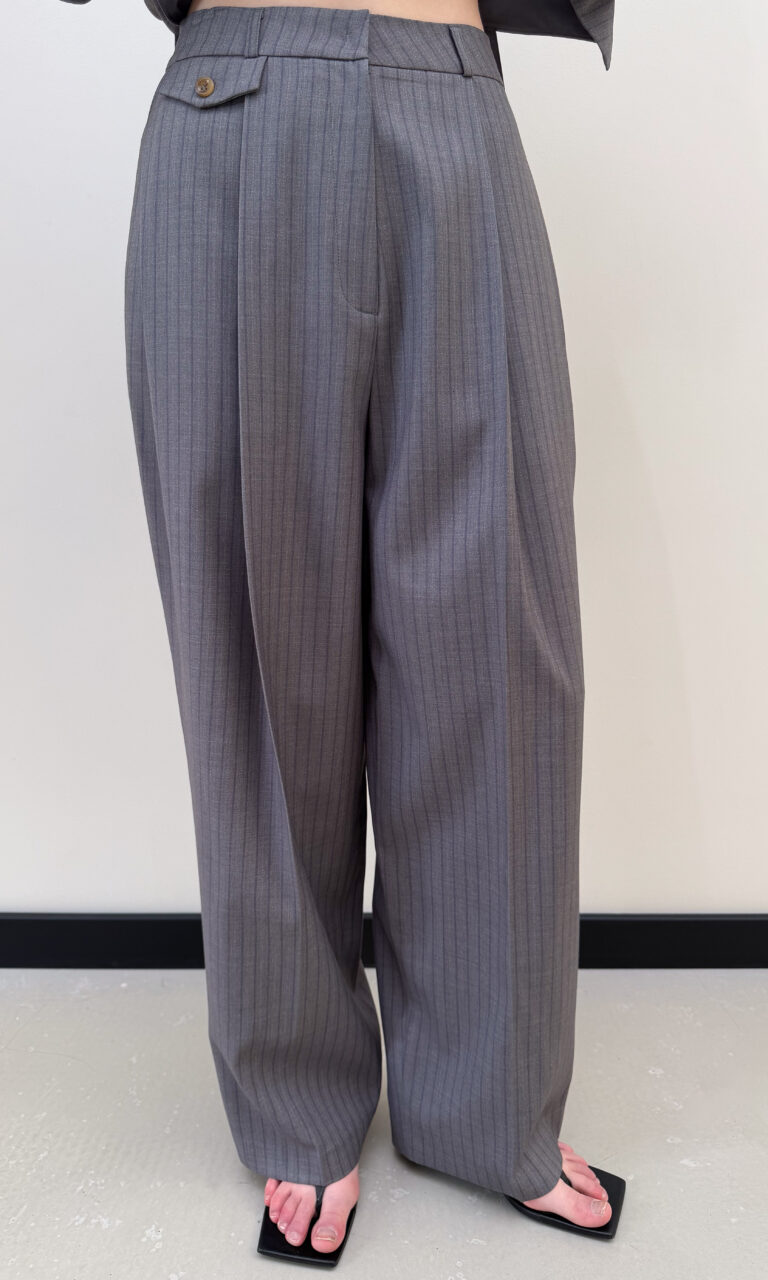 Stripped pleated trousers