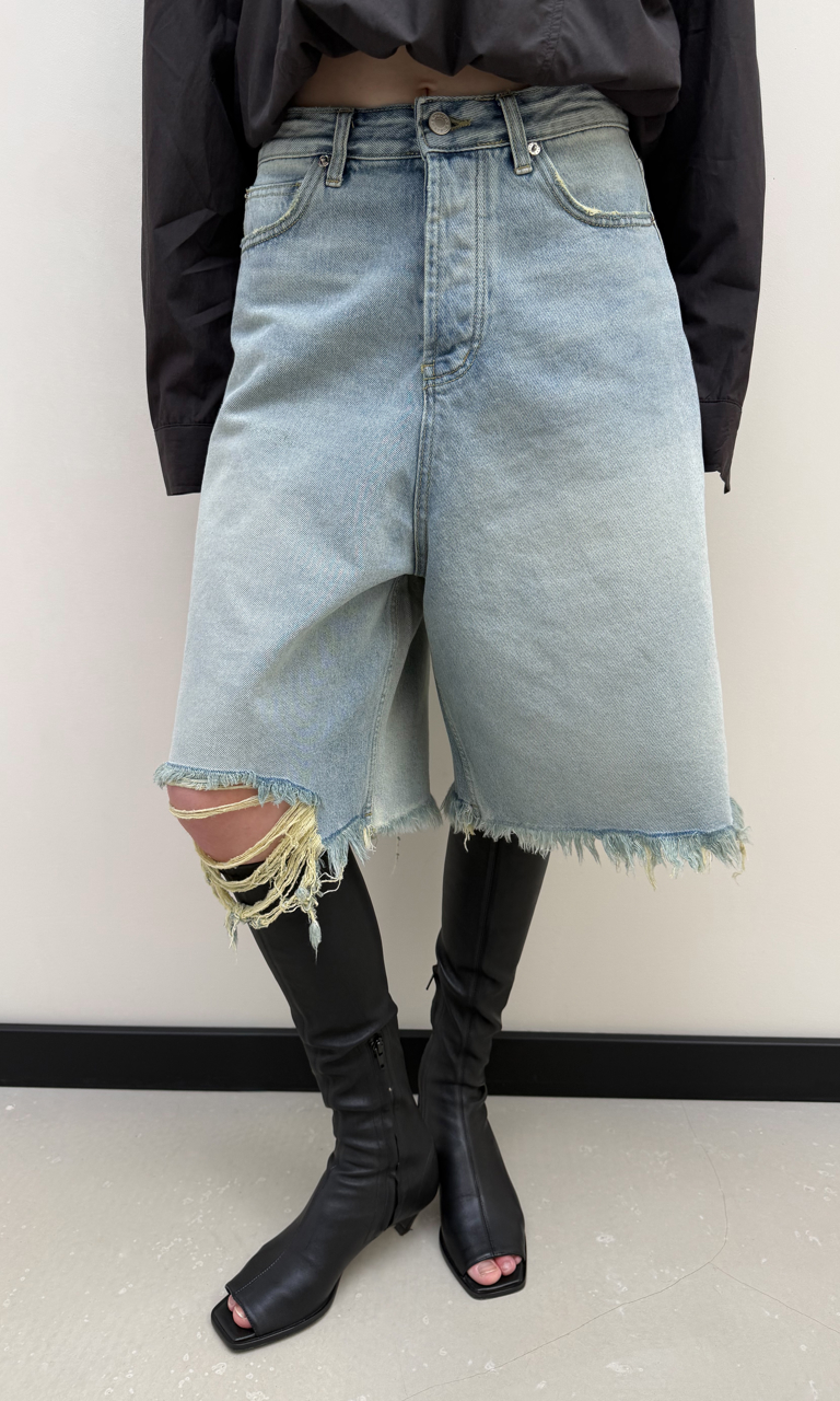 Grunge denim bermudas
