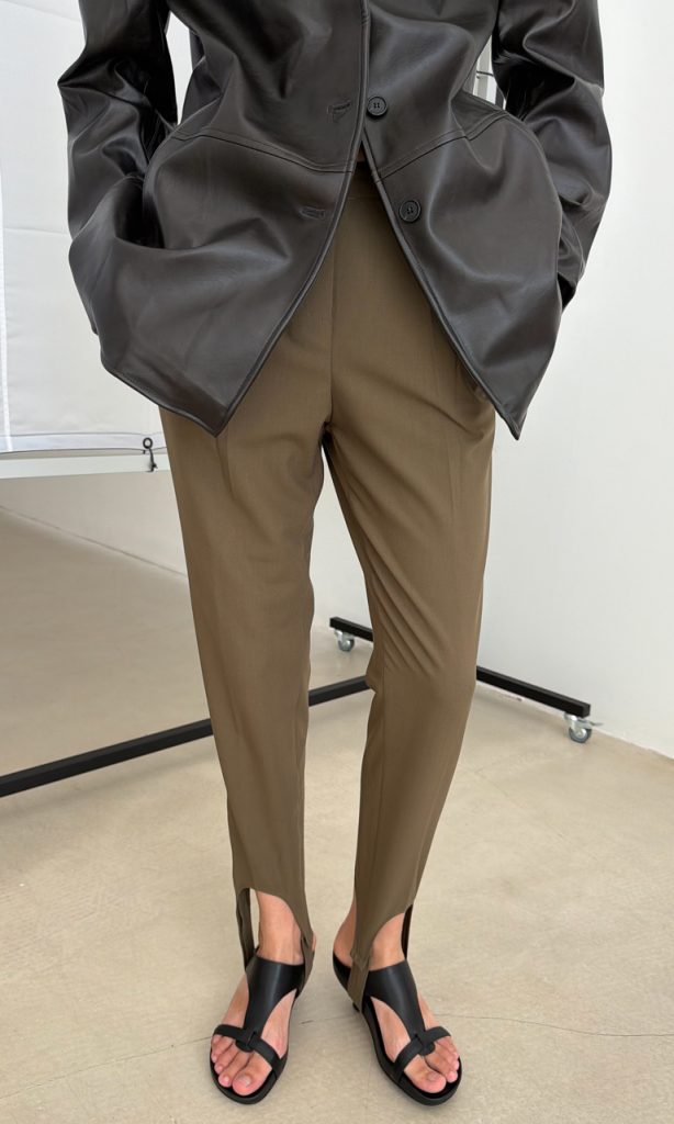 Pleated stirrup pants